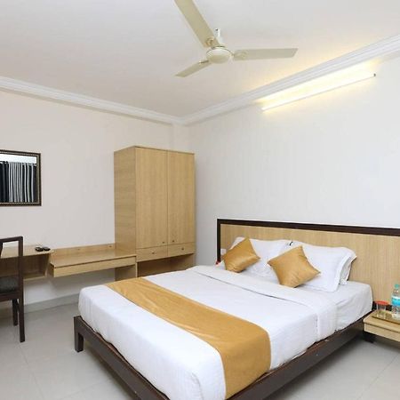 Hotel Half Moon Chennai Bagian luar foto