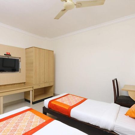 Hotel Half Moon Chennai Bagian luar foto