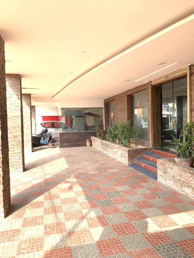 Hotel Half Moon Chennai Bagian luar foto