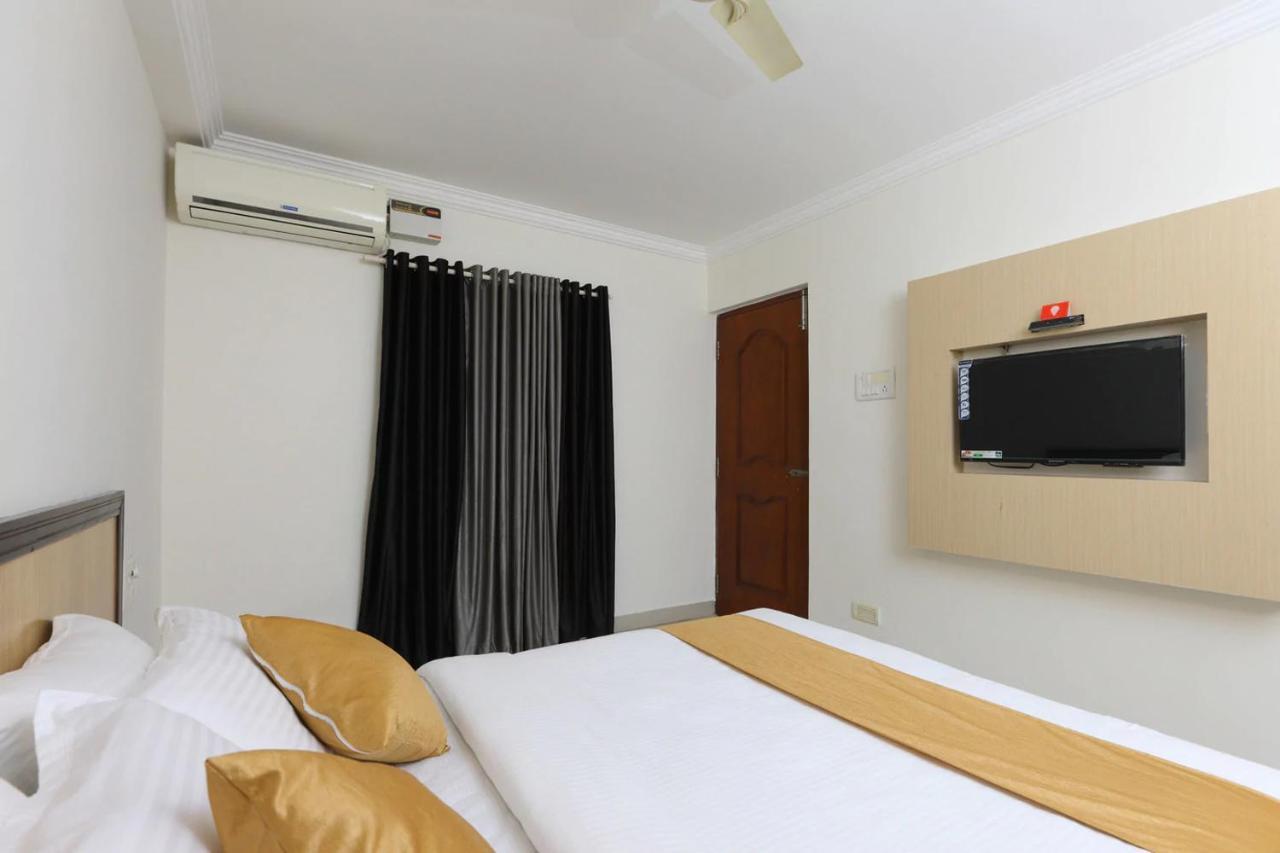 Hotel Half Moon Chennai Bagian luar foto
