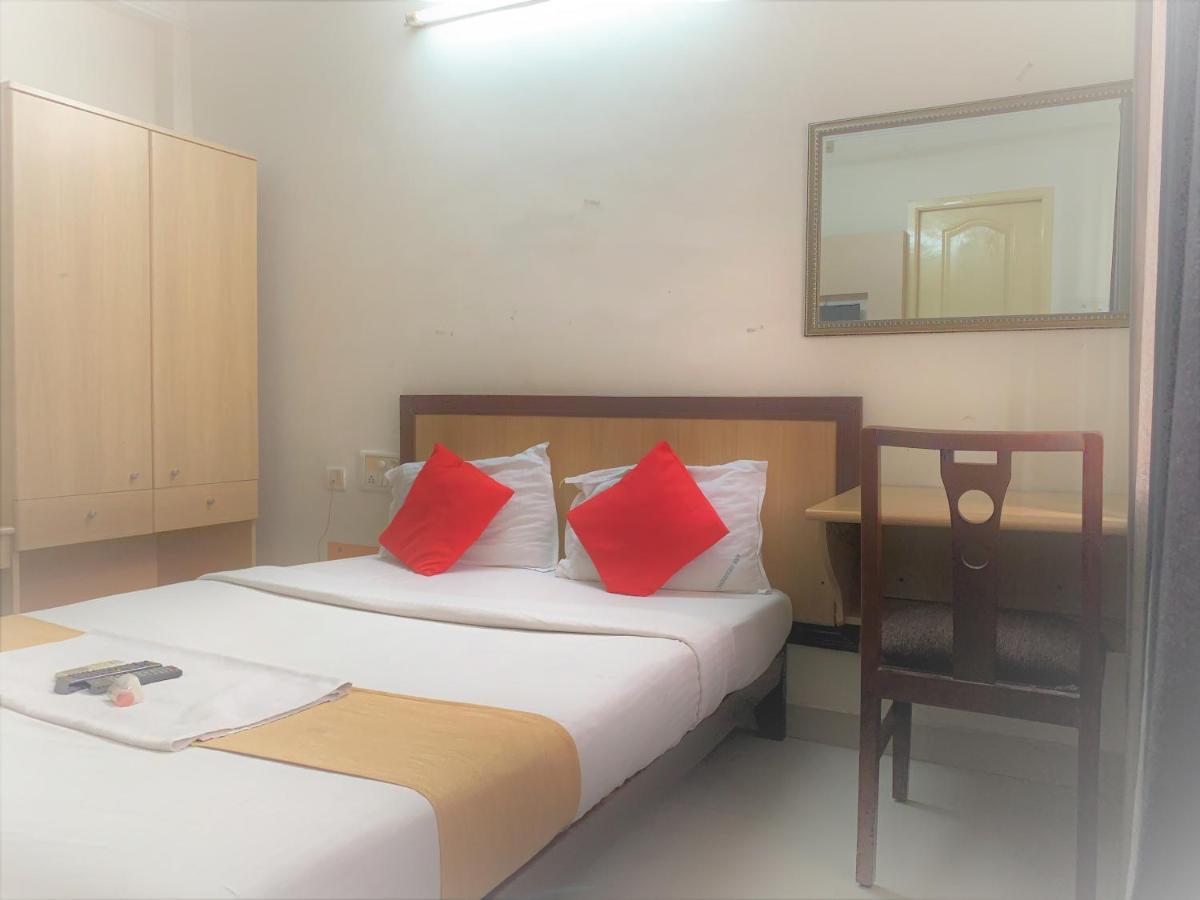 Hotel Half Moon Chennai Bagian luar foto