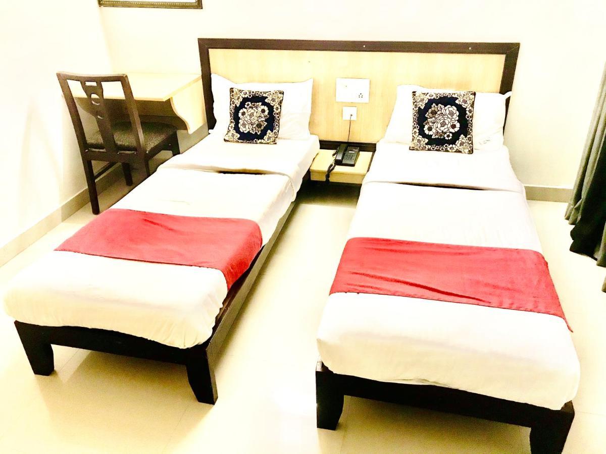 Hotel Half Moon Chennai Bagian luar foto