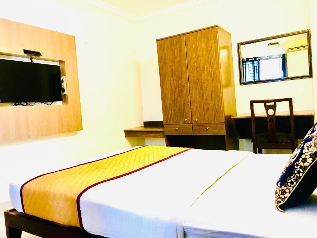Hotel Half Moon Chennai Bagian luar foto