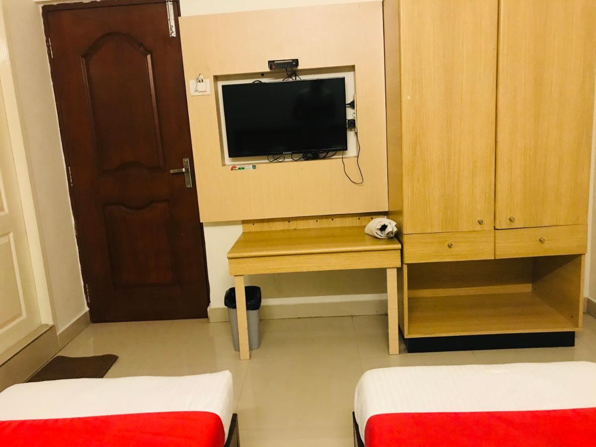 Hotel Half Moon Chennai Bagian luar foto