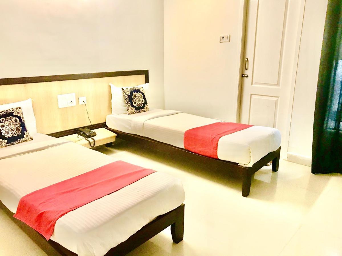 Hotel Half Moon Chennai Bagian luar foto