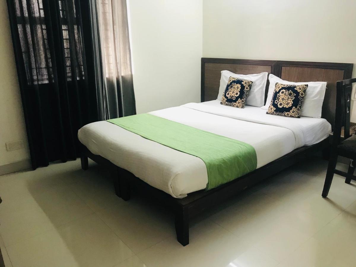 Hotel Half Moon Chennai Bagian luar foto