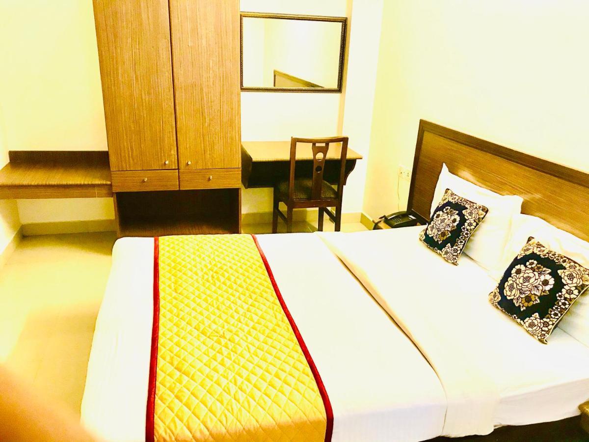 Hotel Half Moon Chennai Bagian luar foto